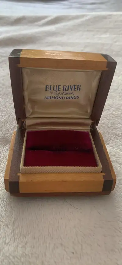 This vintage Blue River Registered Diamond Rings box is a charming, pre-owned wooden display case pe...