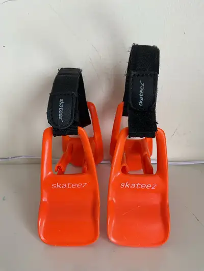 Voici une paire de Skateez orange en bon état! Ils sont parfaits pour aider les enfants à apprendre...