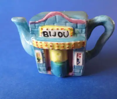 Red Rose Collectible miniature teapot "Bijou" Mint Condition. Asking $15.00 OBO