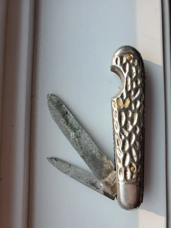 Vintage Folding Pocket Knife Shield Emblem - Two Blades in Arts & Collectibles in Winnipeg - Image 3