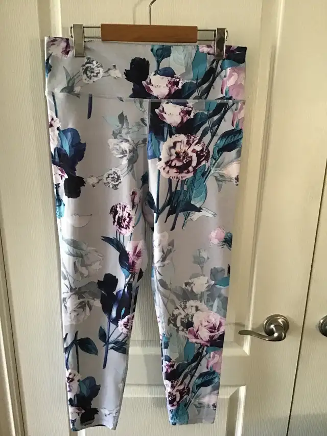 Fabletics Leggings in Women's - Bottoms in Markham / York Region - Image 5