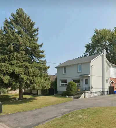 This private bedroom is located in a quiet, well-maintained house, perfect for a student or young pr...