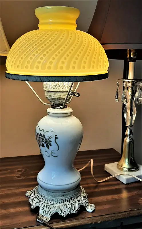 Vintage Table Lamp in Indoor Lighting & Fans in City of Toronto - Image 4