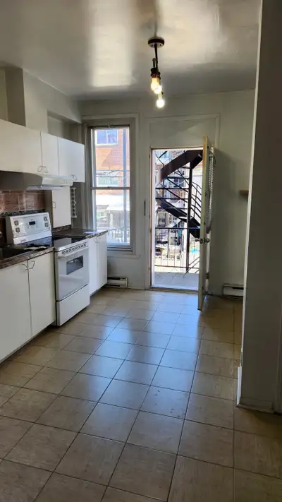 Grand 3 1/2 avec Stationnement  ( Villeray ) 2 min a pied Metro