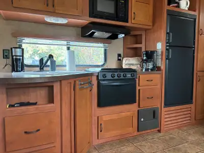 27 feet New tires Outdoor kitchenette with sink, fridge, gaz stove and storage Large bathroom with s...