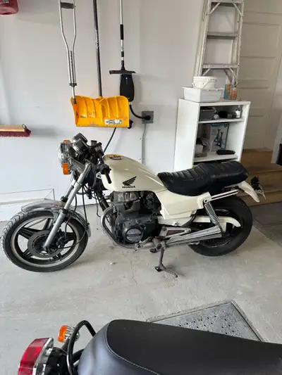 Je vends ma moto Honda de 1982, un véritable classique pour les amateurs de motos vintage! Batterie...