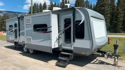 2015 Highland Ridge 30’ travel trailer. Open Range model 288FL2. Three slides: kitchen, living room...