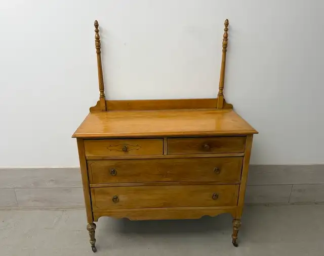 Vintage dresser on wheels / Dresser with wheels628632587310091229