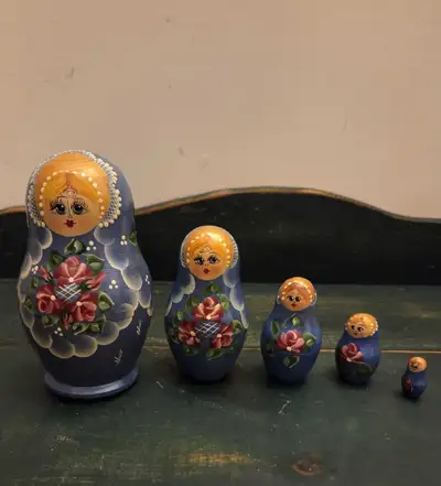 NICE VINTAGE RUSSIAN HANDMADE HAND PAINTED WOOD NESTING DOLLS MATRYOSHKA BABUSHKA DOLL SET OF FIVE,...
