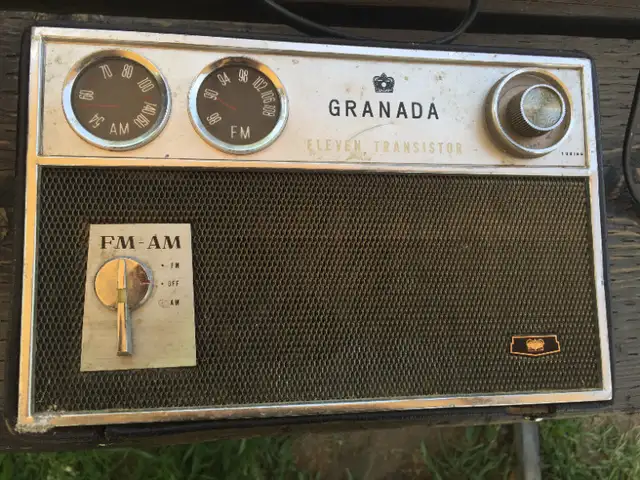 Various vintage portable radios in General Electronics in Oshawa / Durham Region - Image 2