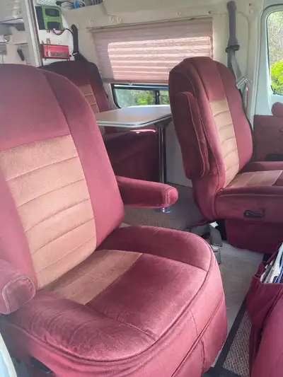Excellente condition 1994 tout equipe frigidaire 3 voie poêle au gaz 2 batterie auxiliaire , 2 panne...