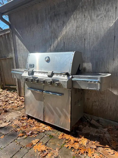 For sale is a Weber Summit Barbecue - Natural Gas. Included Weber Cover.