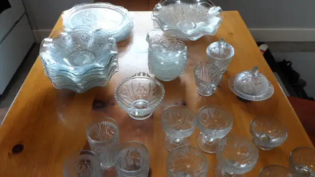 VINTAGE IRIS AND HERRINGBONE DINNERWARE in Arts & Collectibles in Markham / York Region - Image 5