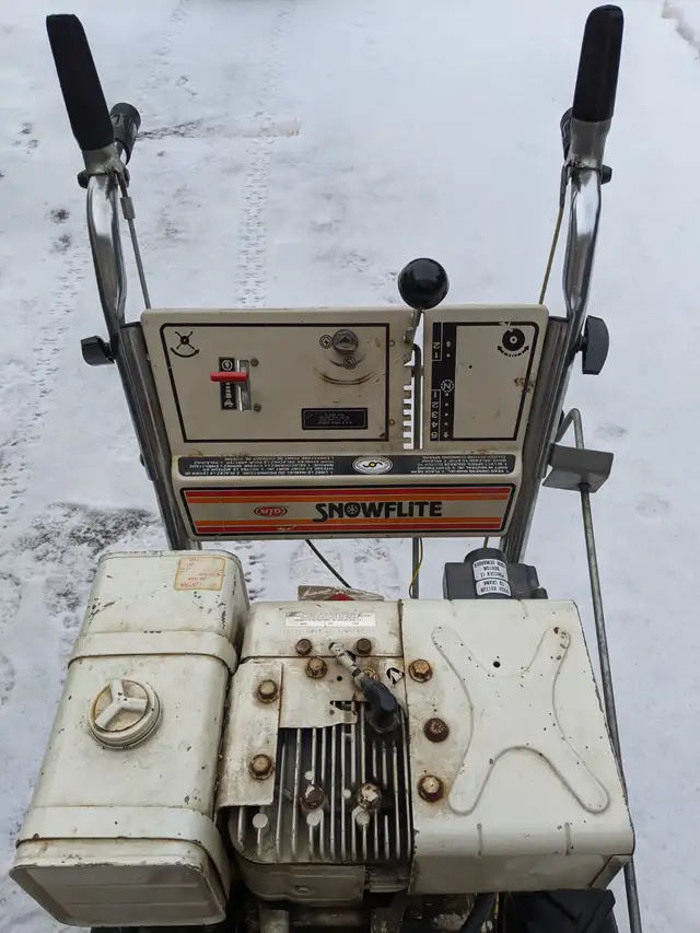 MTD 8HP 24" snowblower in Snowblowers in Regina - Image 6