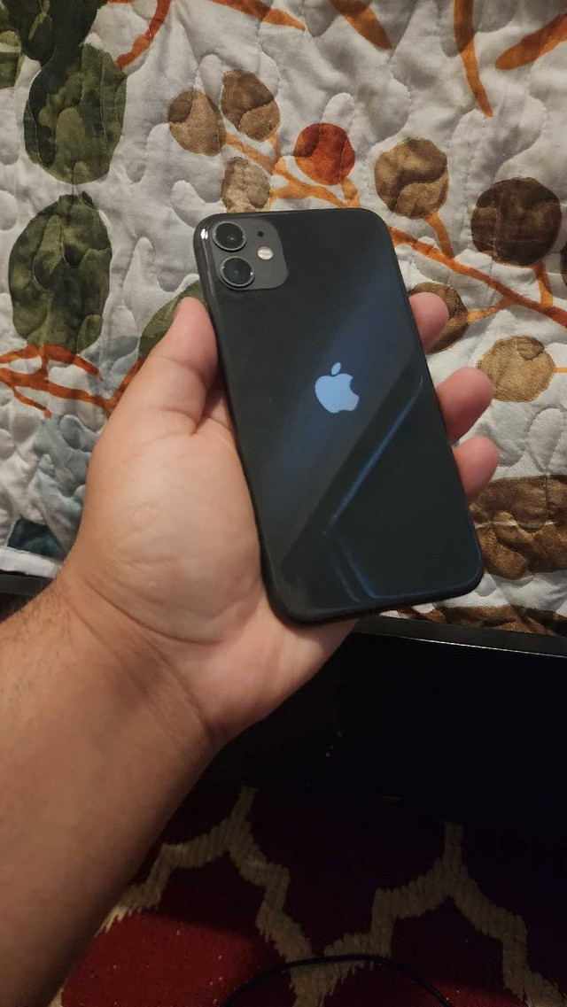 iPhone 11 64gb Unlocked in Cell Phones in Windsor Region