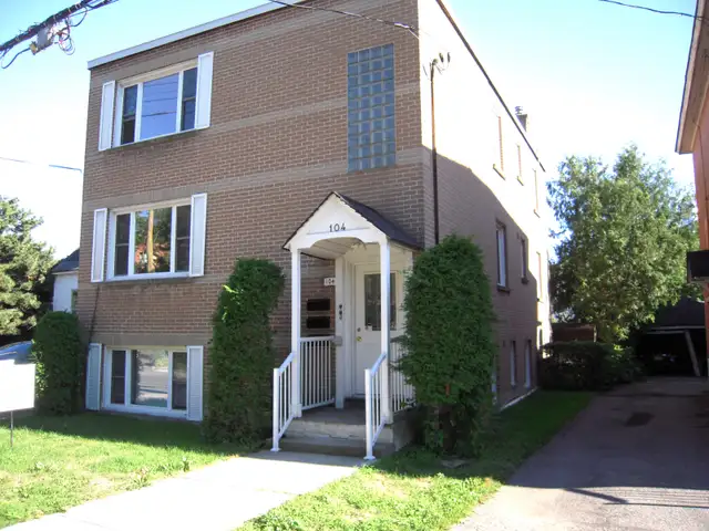 Triplex 2 bedroom hardwood floors - New Edinburgh / Lindenlea