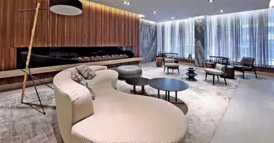 AVAILABLE FROM DECEMBER 1st Luxury 1 bedroom and one bathroom unit in 25th floor . 125 Redpath Avenu...