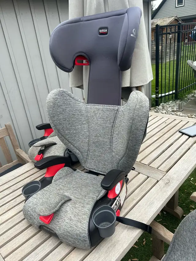 Britax Highpoint Belt Positioning Booster Seat 2-Stage System Go in Strollers, Carriers & Car Seats in St. Catharines - Image 3