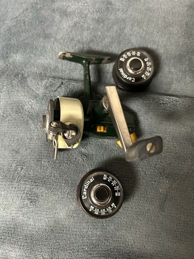 Vintage fishing reel in Fishing, Camping & Outdoors in Sarnia - Image 2