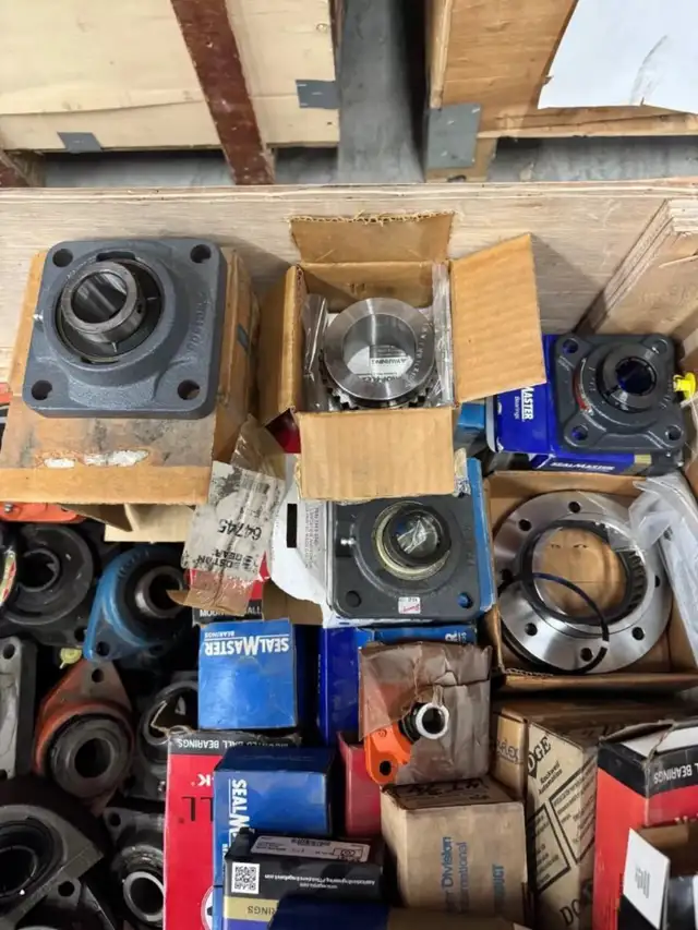 Lot of pillow block , bearing and flange in Other in Drummondville - Image 5