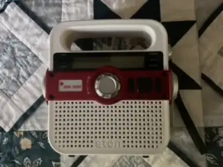 Canadian red cross approved emergency radio , am/fm/off shore communication , has rechargeable batte...