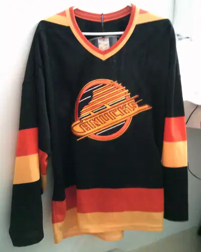 Men's large mid-late '80s Vancouver Canucks skate jersey, View more