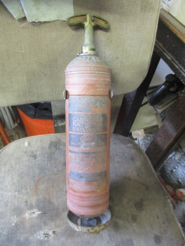 OLD CNR CANADIAN NATIONAL PYRENE BRASS FIRE EXTINGUISHER $80. in Arts & Collectibles in Winnipeg