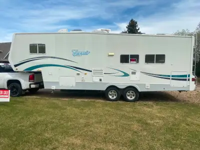 2005 Corsair Excella. Model 29CKS fifth wheel. A/C. Hideabed. Shower/bathtub. Fireplace. Hitch for b...