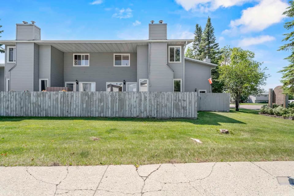 FOR RENT: Spacious 3 Bedroom Townhome in Sakaw! 2