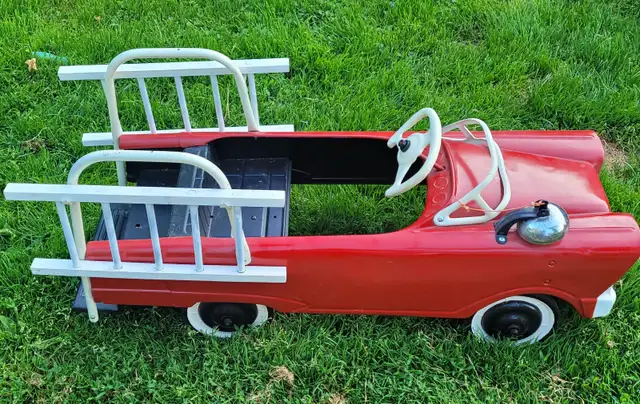 1960s Murray Super Deluxe Fire Truck Pedal Car Hook and Ladder in Arts & Collectibles in Kingston - Image 8