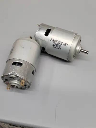 Dc motor. Volt range 1 to 16 volts. 700 series motor. 5mm shaft. Brand new. 2 available. $10 cash se...