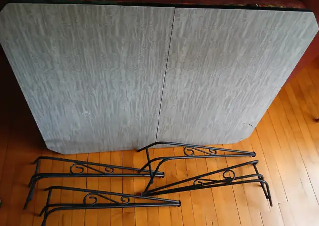 TABLE DE CUISINE ET QUATRE CHAISES EN FER FORGÉ in Dining Tables & Sets in Granby - Image 3