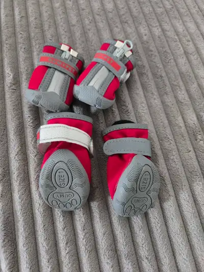 Première modèle rouge et gris. Antidérapant. Bonne semelle. Attache a velcro et fermeture éclaire. S...