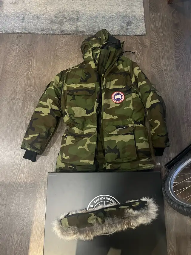 Canada goose men’s parka (M) in Men's in City of Toronto - Image 2