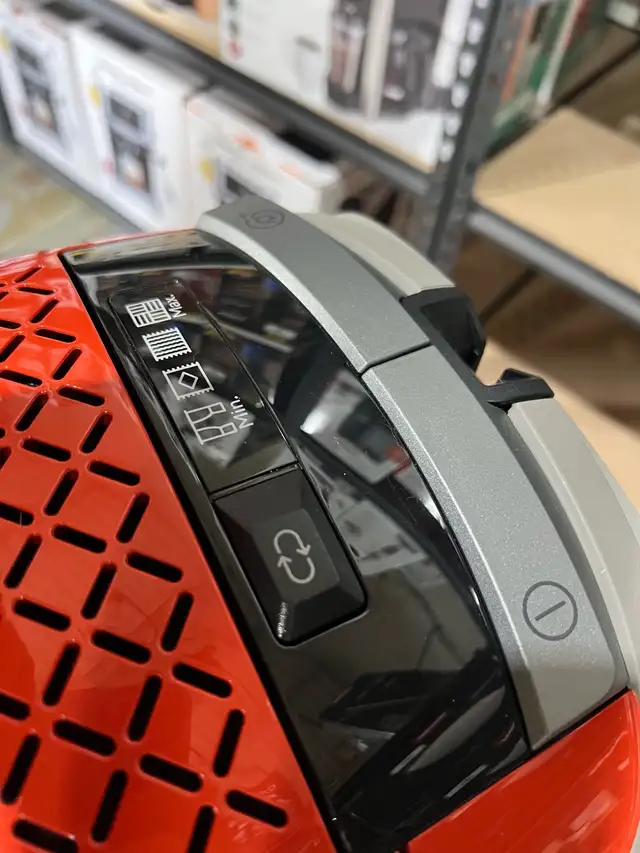 Miele Guard M1 Canister Vacuum in Vacuums in Oakville / Halton Region - Image 5