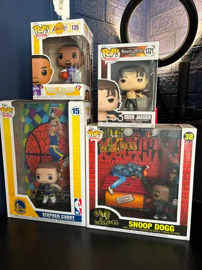 Je vends 4 Funko Pop toutes ensembles. Aucune idée de leurs valeurs. Russel Westbrook, Eren Jaeger,...