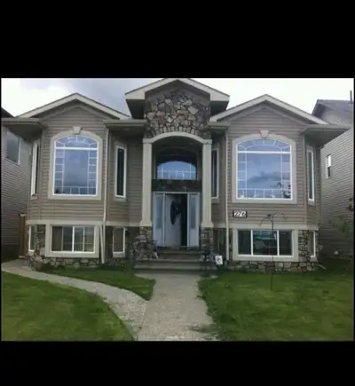 Single bedroom on the main floor, fully furnished, close to bus stops, markets, walk trails, pond wa...