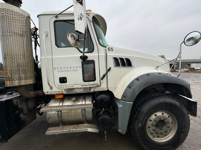 Mack tandem roll off truck heavy spec in Heavy Trucks in Oshawa / Durham Region - Image 3