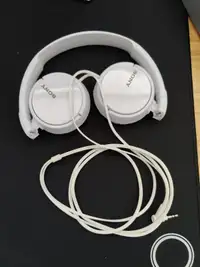 [BNIB] Sony MDR-ZX110 On-ear Headphones