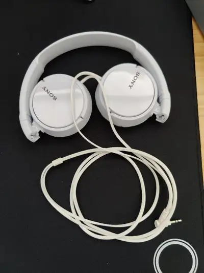 Selling a pair of brand new headphones that have only been used once. It works perfectly, we just no...