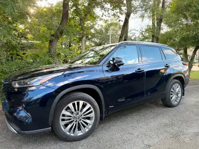Selling my 2023 Toyota Hybrid Highlander, a fuel-efficient SUV with all the modern features you coul...