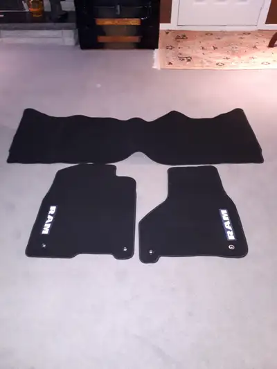 Tapis Dodge Ram noir matériel, Dodge Ram Crew Cab Achetez chez le concessionnaire. Jamais servi. Se...