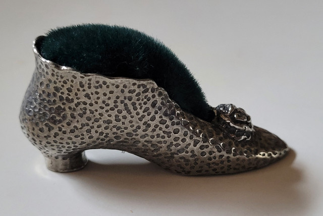 Vintage Victorian Pewter Shoe Pin Cushion in Arts & Collectibles in Oshawa / Durham Region - Image 2