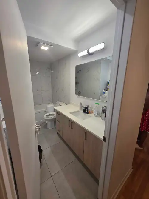 Grand logement avec 3 chambres fermées dans un haut duplex . Logement rénové il y a deux ans. Dispon...