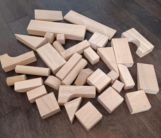 40+ Vintage Solid Wood Building Blocks Mixed Shapes in Toys & Games in Markham / York Region - Image 3