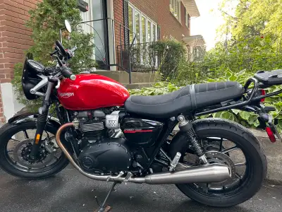 Superbe moto très bien entretenue et entreposée dans un garage chauffé l’hiver. Elle a 8900 km. Elle...