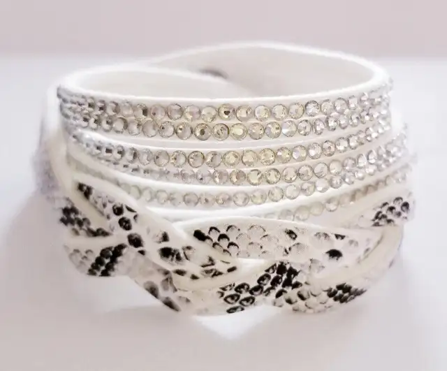 BRAND NEW! Snakeskin Rhinestone bracelet. Nouveau Bracelet.62863286042369121