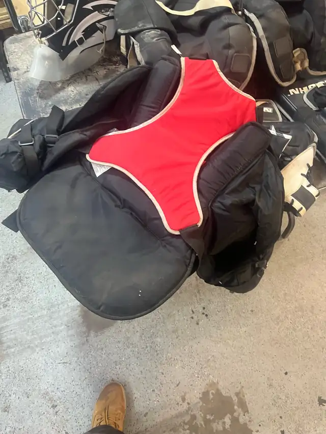 Road hockey goalie equipment in Hockey in Pembroke - Image 6