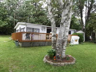 This cottage is located on Chemong Lake minutes from both Ennismore and Bridgenorth and 10 min. to P...