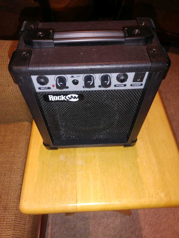 ROCKJAM Guitar Amplifier MG 10 in Guitars in London - Image 2